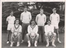 麥培思教授(後排左二)曾是牛津大學網球隊成員